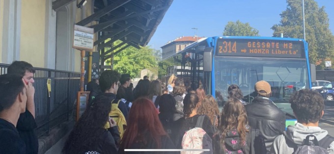 Cade nella calca per prendere l’autobus, ragazzina schiacciata dalle ruote