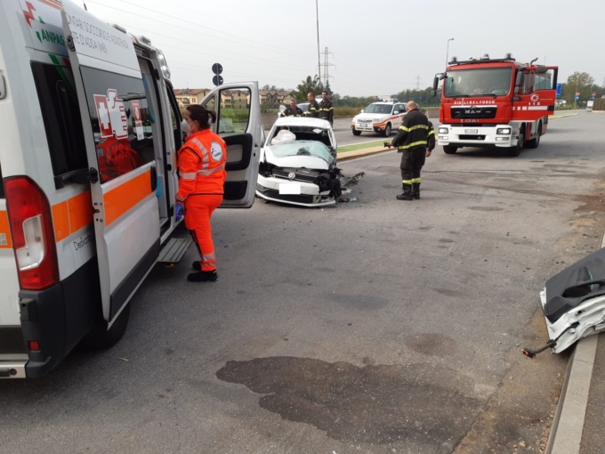 Violento schianto tra auto e camion, ferito un 49enne di Bernareggio