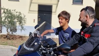 Leonardo festeggia il suo compleanno con i Carabinieri “Il regalo più bello”
