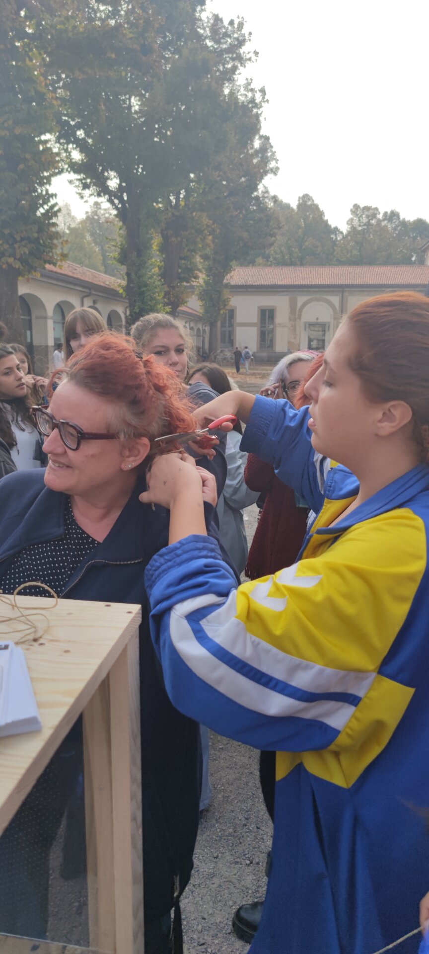 Anche il personale scolastico il fila per il taglio della ciocca