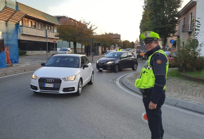 Ponte sulla Valassina chiuso a metà e traffico in tilt