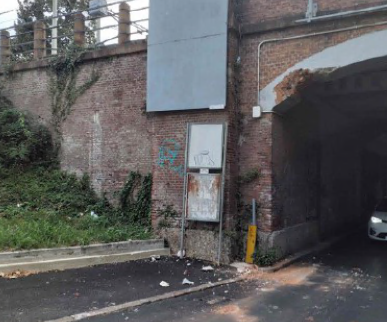 Camion abbatte parte della volta del sottopasso della ferrovia e fugge, gli agenti lo rintracciano