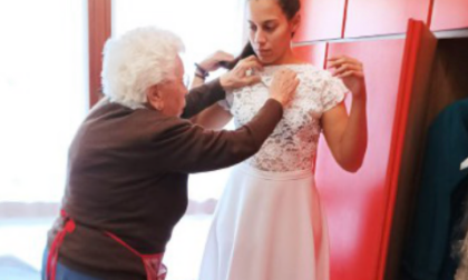 Si sposa indossando l’abito cucito dalla nonna. «Ha reso ancora più significativo il nostro sì»