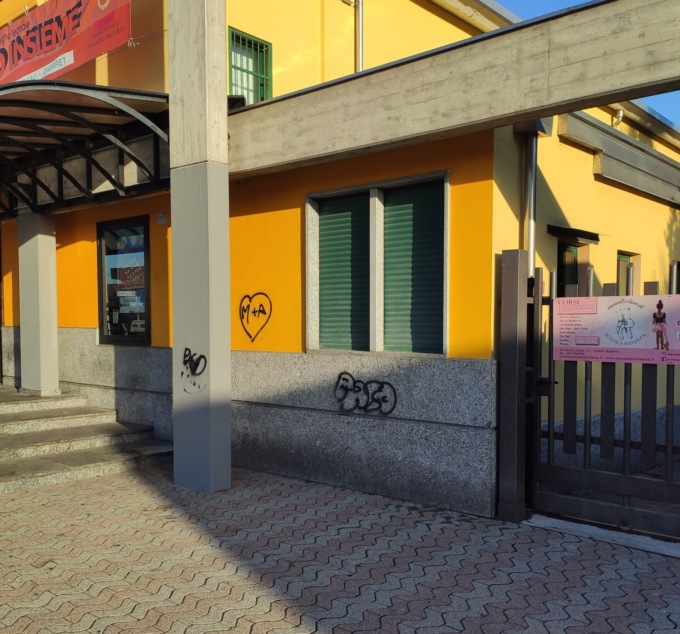 Imbrattato il muro del teatro Don Pedretti di Cesano Maderno