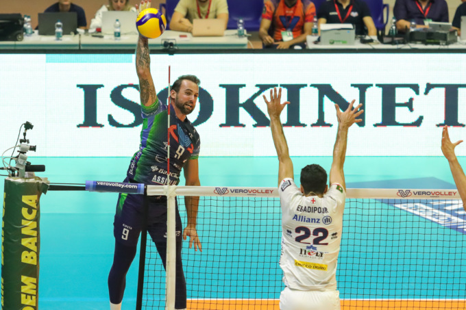 I giocatori della Vero Volley sconfitti dai “cugini” milanesi