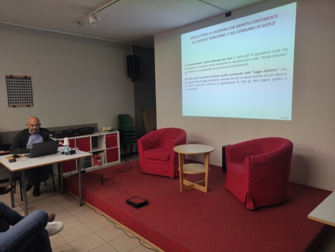 Pedemontana: nell’ultimo incontro con i cittadini due poltrone vuote contro il silenzio di Regione e Provincia