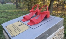 Due artiste mezzaghesi firmano le nuove scarpette rosse contro la violenza sulle donne