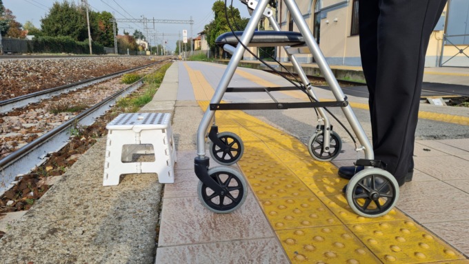 Ha dovuto comprare uno sgabello per poter salire sul treno