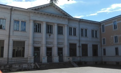 Negati i 5 milioni del Pnrr per l'ex ospedale, la biblioteca resta in Villa Tittoni