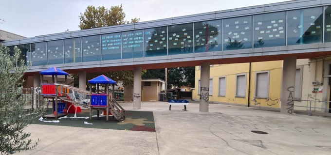 Raid notturno alla scuola primaria di Colnago: imbrattati il cortile e le colonne