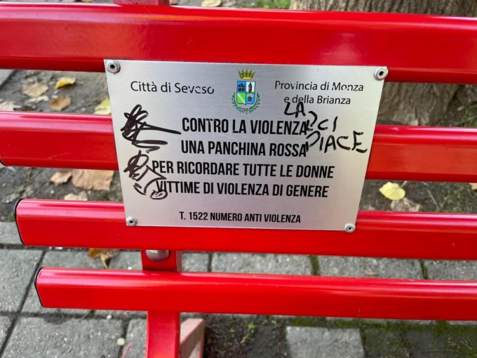 “La violenza ci piace”, presa di mira la panchina rossa