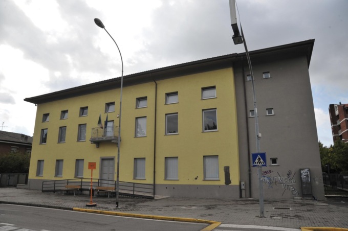 Forzano una finestra e trafugano 26 computer dalla scuola media