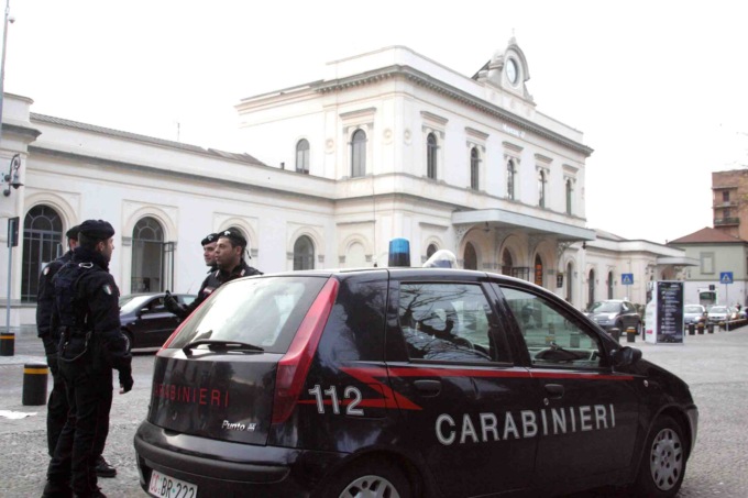 Aggredito sul treno da due bulli, si difende e viene denunciato