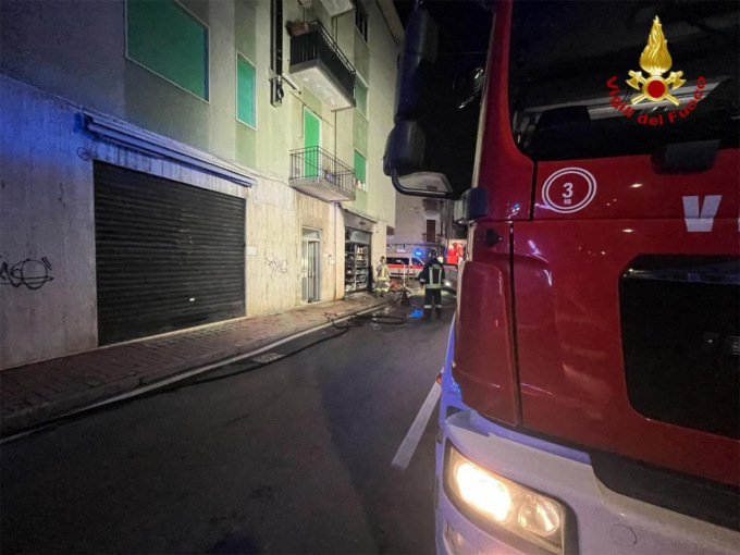 Negozio in fiamme nella notte a Limbiate