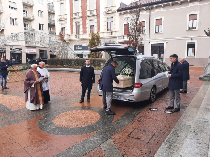 L’ultimo saluto al giovane escursionista morto in montagna