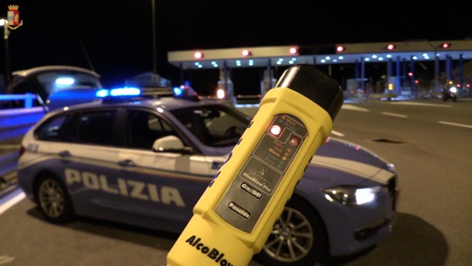 Controlli contro l’abuso di alcol alla guida: ritirate cinque patenti