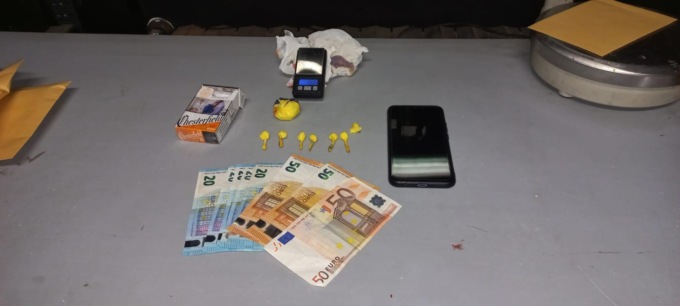 In auto a fari spenti: passeggero trovato con cocaina nei pantaloni