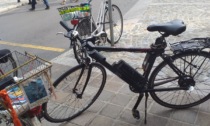 Pedala sulla bici elettrica senza patente... multa da 6mila euro