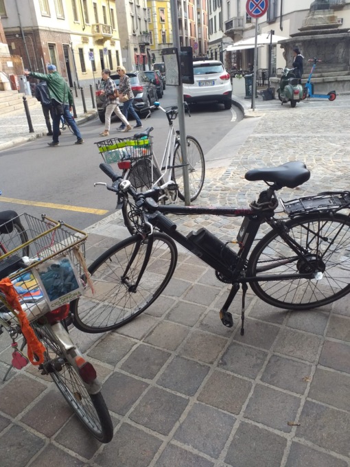Pedala sulla bici elettrica senza patente… multa da 6mila euro
