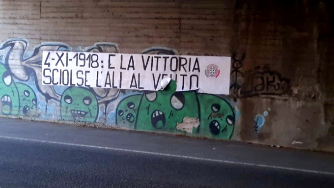 Striscione nel sottopasso  ricordando la “Leggenda del Piave” per il 4 Novembre