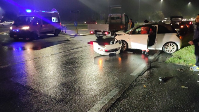 Ancora un incidente all’incrocio maledetto della “Bananina”