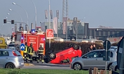 Matiz ribaltata in viale Stucchi, traffico in tilt