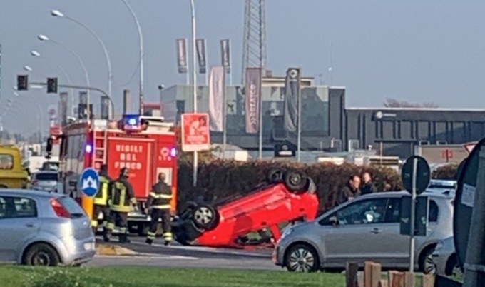 Matiz ribaltata in viale Stucchi, traffico in tilt