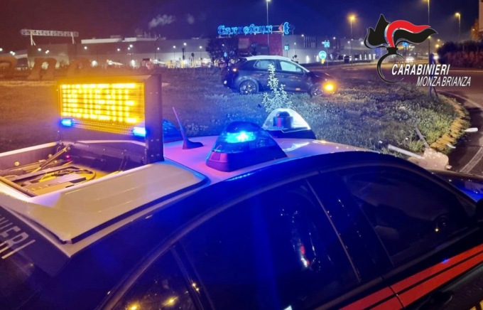 Si schianta sulla rotatoria, dopo una serata troppo alcolica…