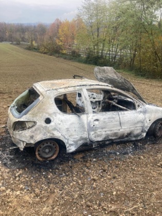 Giussano auto in fiamme nei campi