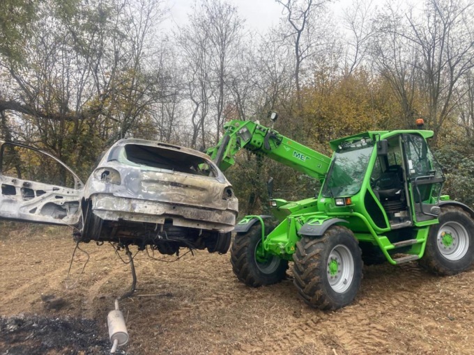 Va a  fuoco un’auto in mezzo ai  campi, nel cuore della notte