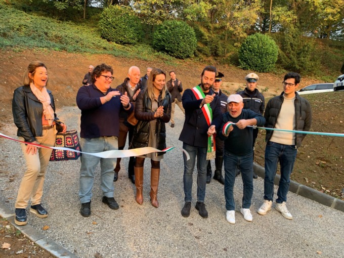 Carate, inaugurato il parcheggio a Costa… con stoccata al Pd