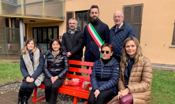 Anche Carate Brianza ha la sua panchina rossa