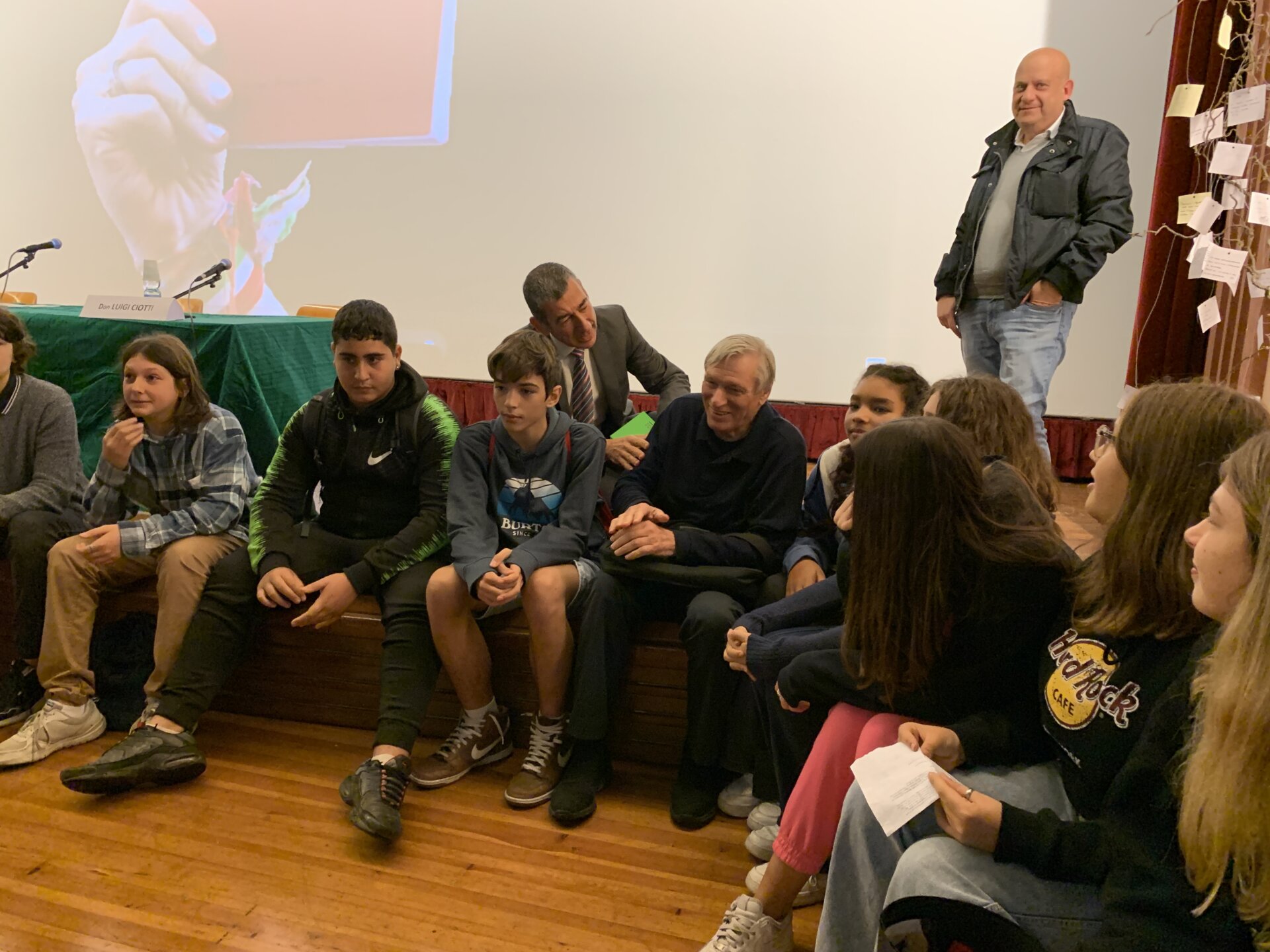Concorezzo teatro San Luigi incontro con don Luigi Ciotti organizzato da Agende rosse Vimercate