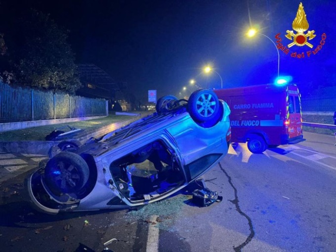 Si ribalta con l’auto, spavento per un 34enne