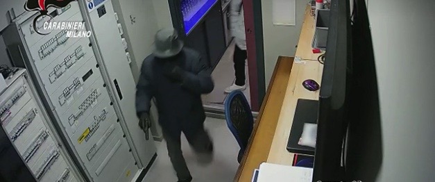 Rapinano una sala slot e progettano un secondo colpo per andare ai Caraibi, fermati due uomini