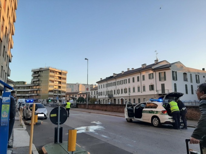 Ribaltamento a Monza: conducente illesa, traffico bloccato