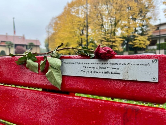 Nova Milanese in rosso contro la violenza sulle donne