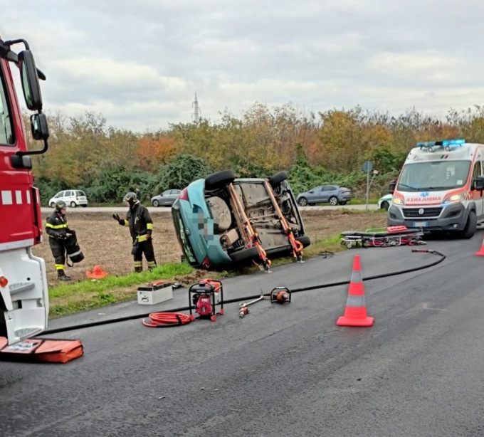 Auto si ribalta tra Arcore e Vimercate, sul posto i Vigili del Fuoco