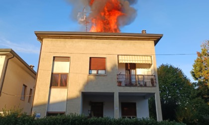 Incendio in villetta, intervento dei Vigili del fuoco a Lazzate