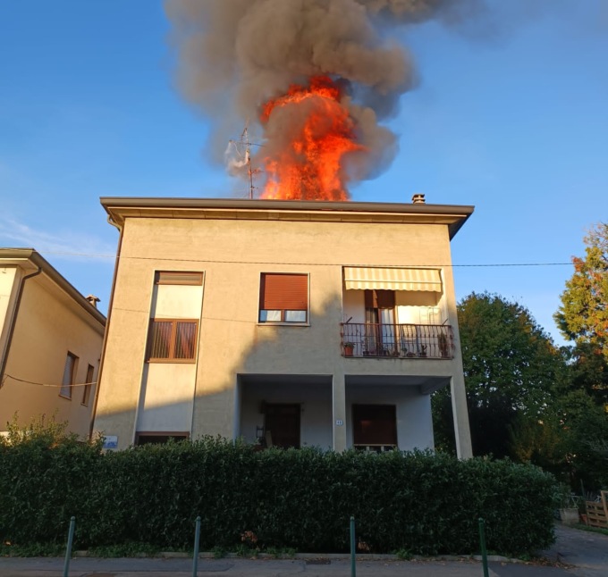 Incendio in villetta, intervento dei Vigili del fuoco a Lazzate