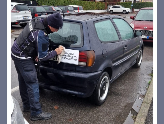 Assicurazione e revisione scadute da anni: furbetto del volante incastrato dalla Polizia locale