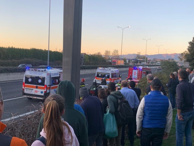Un altro grave incidente in Valassina: i soccorritori si calano in Statale 36 con il verricello