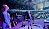 Un'agratese sul palco accanto a Checco Zalone