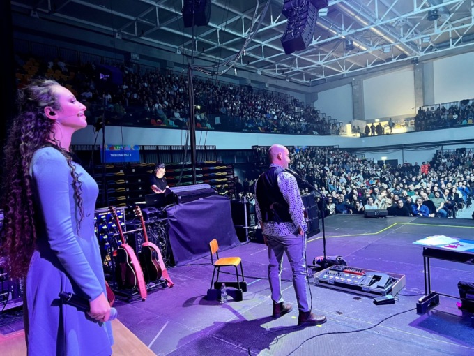 Un’agratese sul palco accanto a Checco Zalone