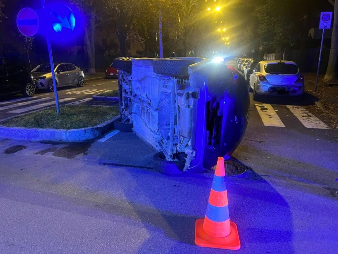Si ribaltano con l’auto: soccorse due ragazze