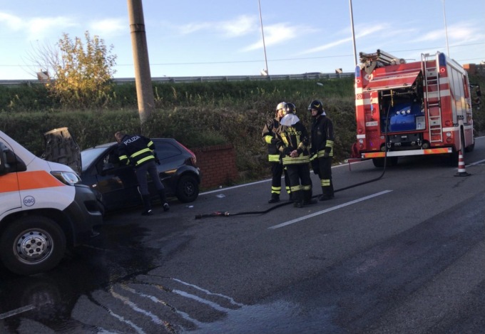 Perde il controllo dell’auto e si schianta contro un muretto