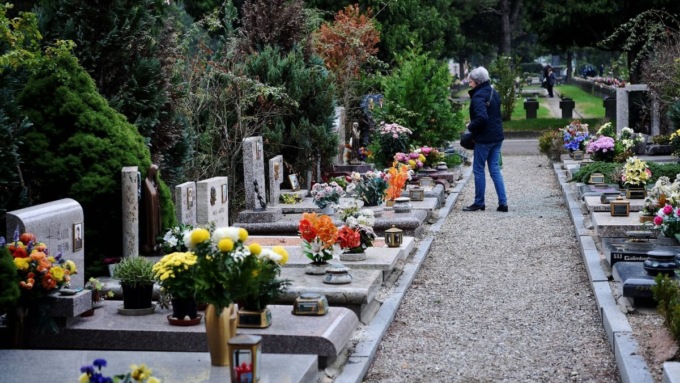 Cimiteri in affanno, all’appello mancano mille tombe