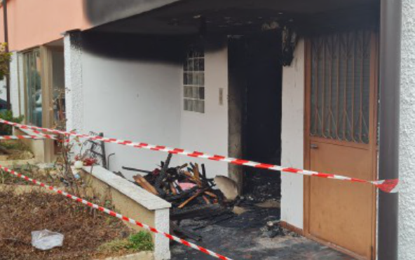 Appartamento divorato dalle fiamme. Il proprietario finisce in ospedale