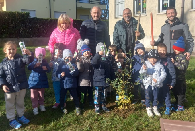 Festa dell’albero a Cimnago, piantati nuovi alberi alla scuola dell’infanzia