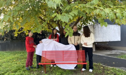 Una panchina rossa per ricordare Valeria Mariani